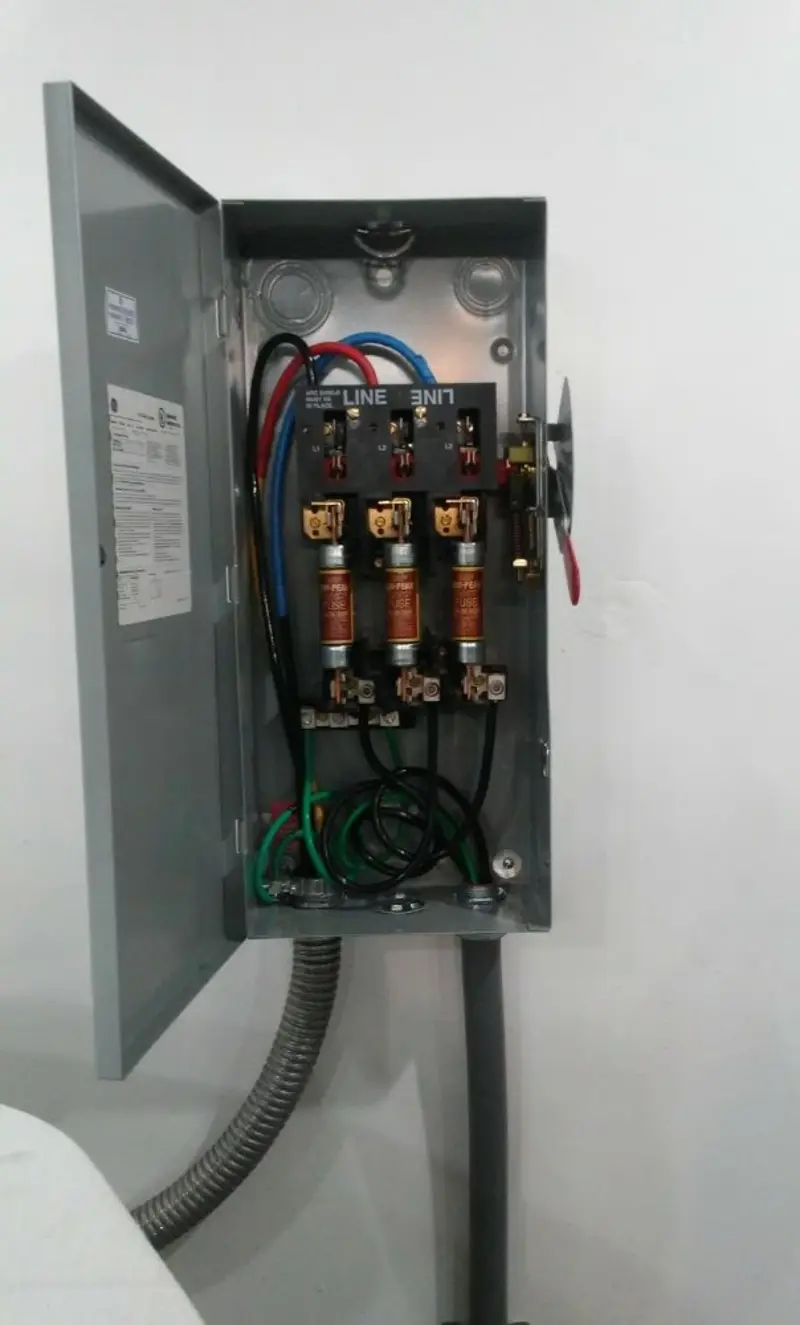 Three-phase disconnect switch installed for Smoke Detector Installation in Casco